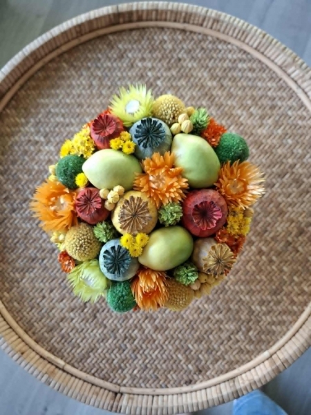 Bloementaartje geel/oranje/groen op schoteltje